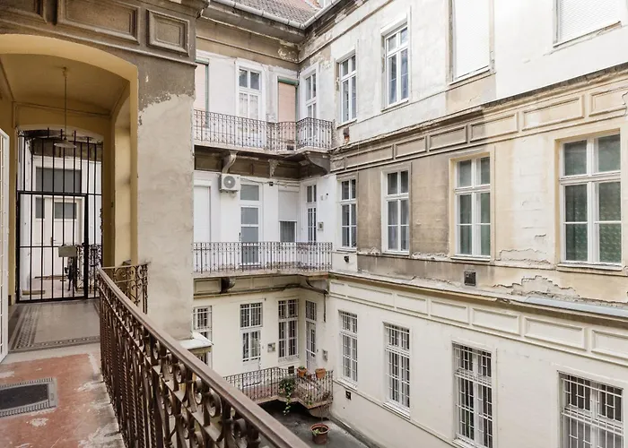 Central & Spacious Home Near Gozsdu Court, Quiet With Ac