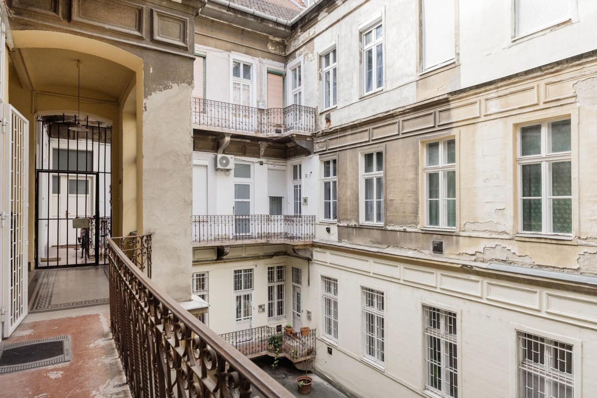 & Spacious Near Gozsdu Court, Quiet With Ac Apartament Budapesta